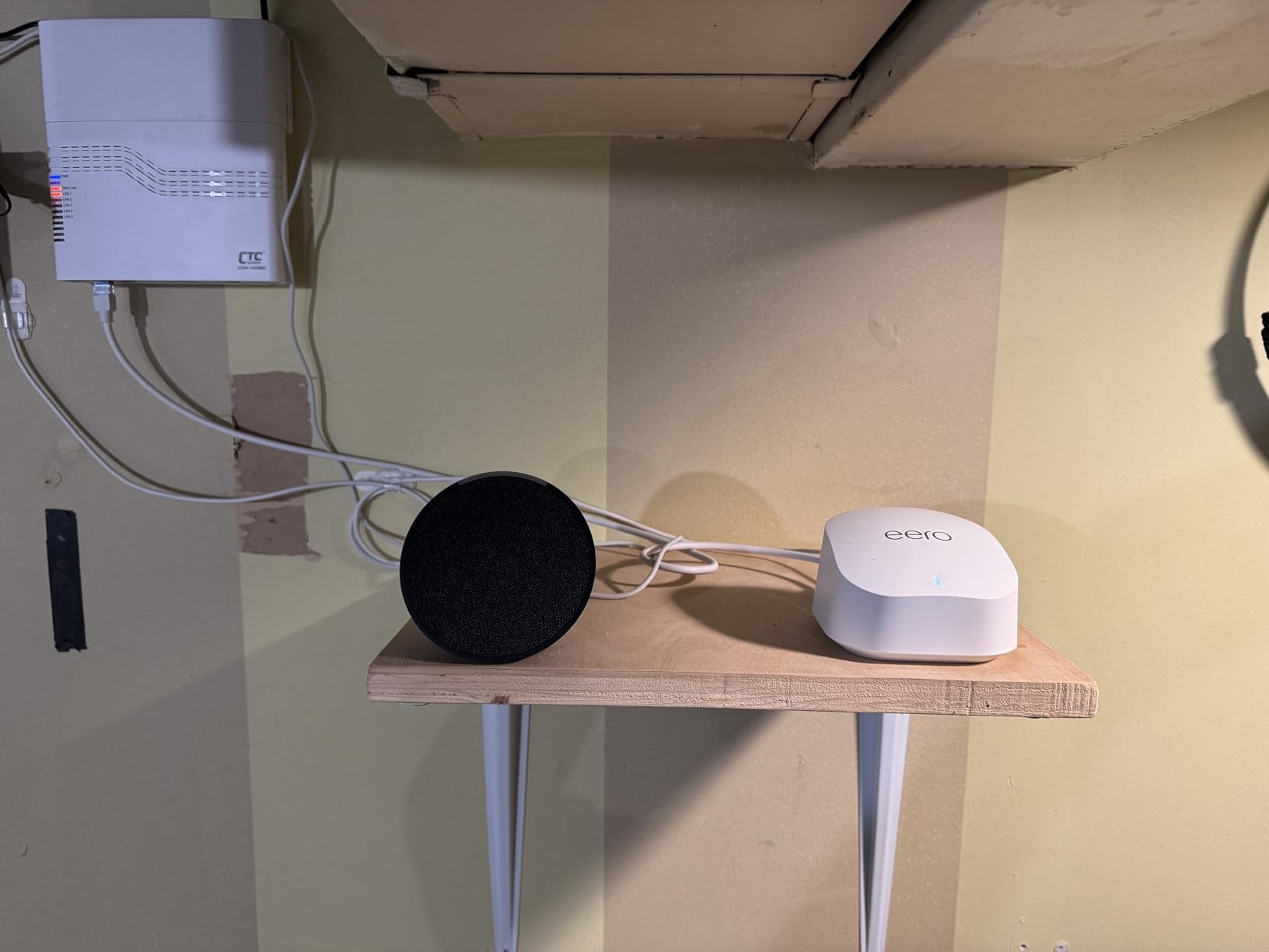 Amazon eero 6 mesh wifi add-on extender - Add up to 1,500 sq. ft. of Wi-Fi 6 coverage. Required eero mesh wifi system not included customer photo 2