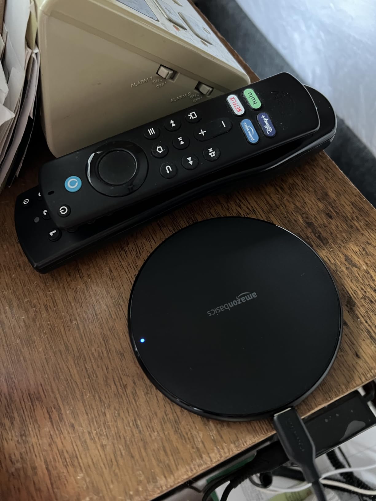 Amazon Basics Wireless Charger, 15W Qi Certified Wireless Charging Pad with USB Cable, Compatible with iPhone 15/14/13/12/11/X, Samsung & LG, Case Compatible, Black customer photo 1