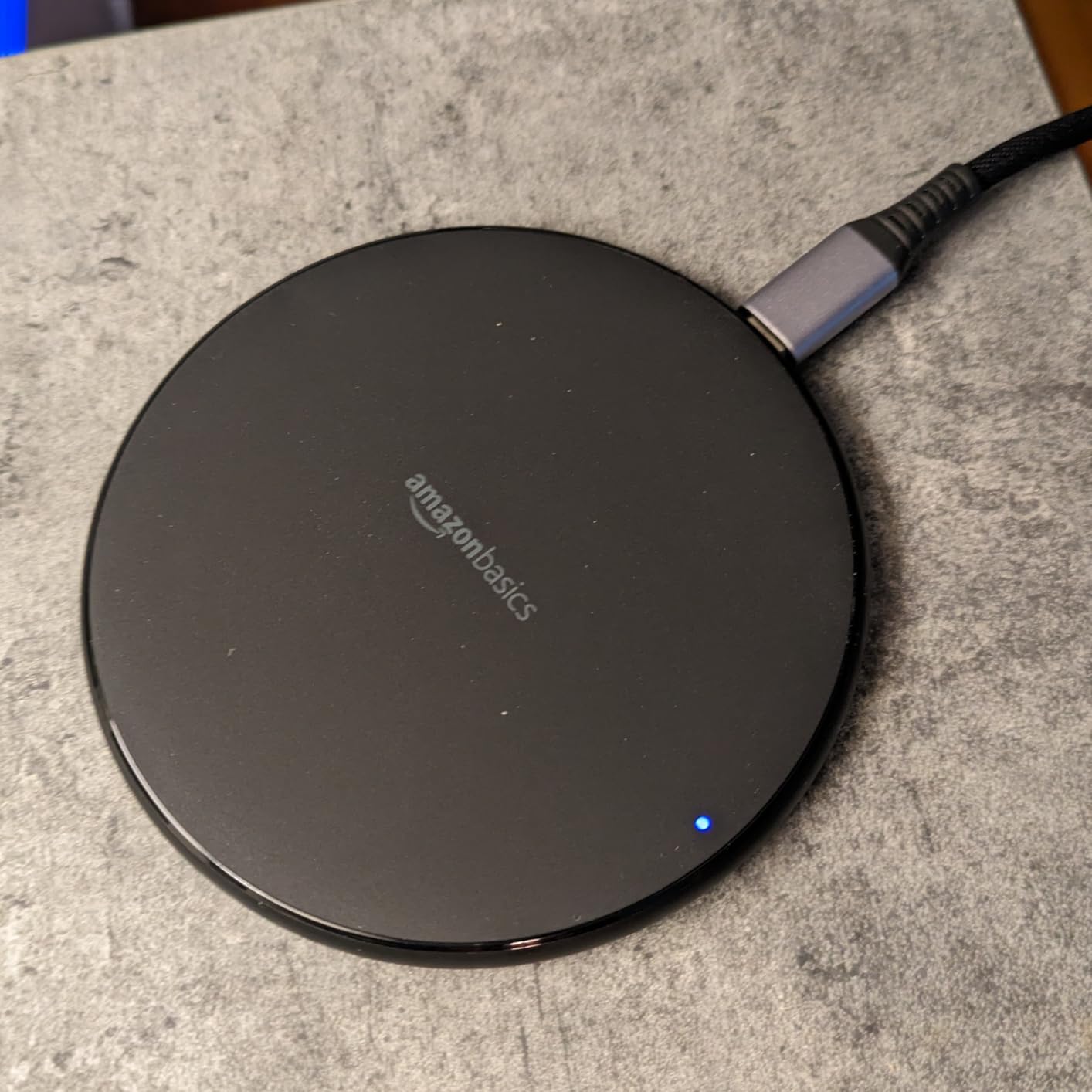 Amazon Basics Wireless Charger, 15W Qi Certified Wireless Charging Pad with USB Cable, Compatible with iPhone 15/14/13/12/11/X, Samsung & LG, Case Compatible, Black customer photo 2