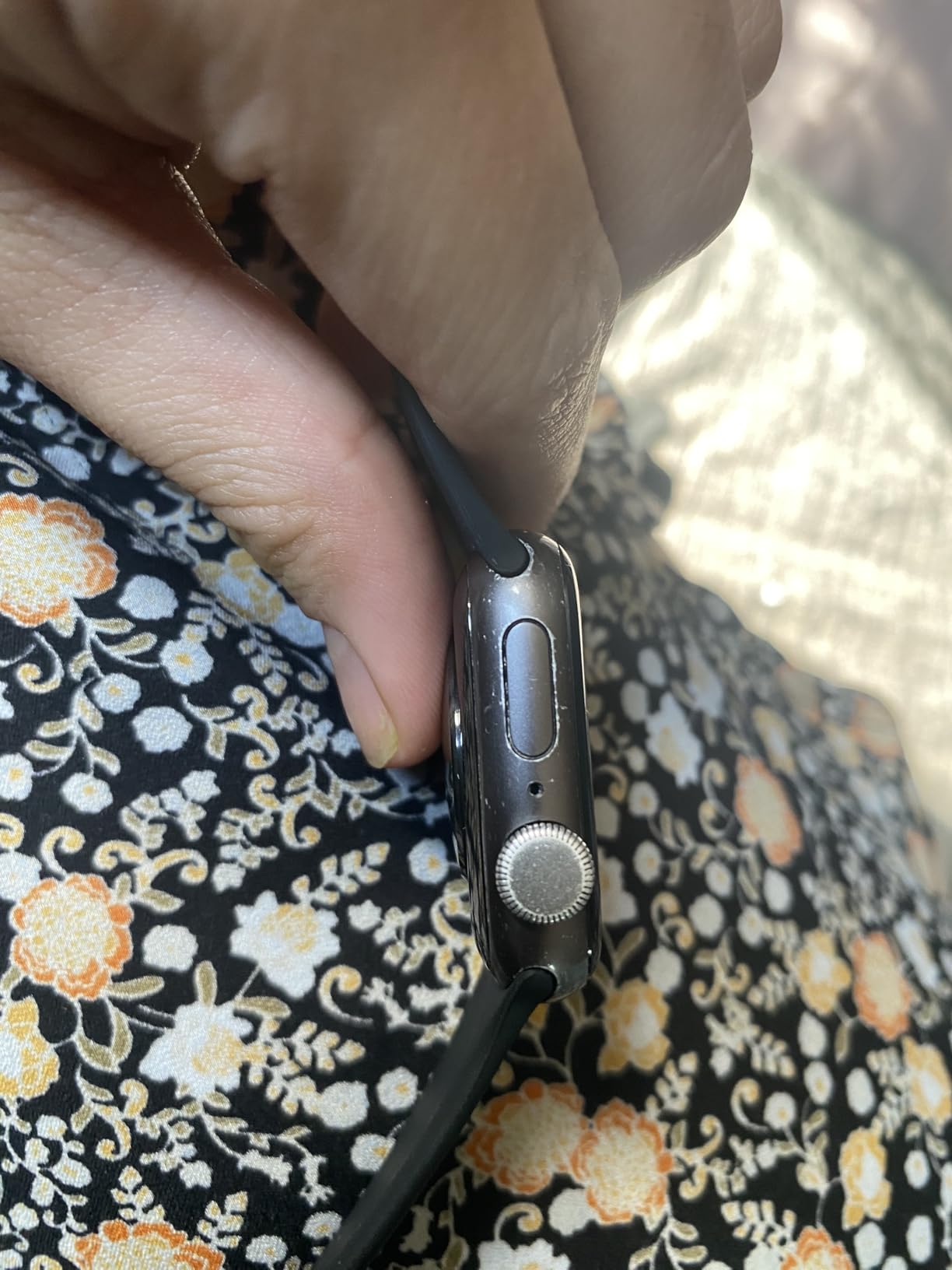 Apple Watch SE (GPS, 40mm) - Space Gray Aluminum Case with Black Sport Band (Renewed) customer photo 1