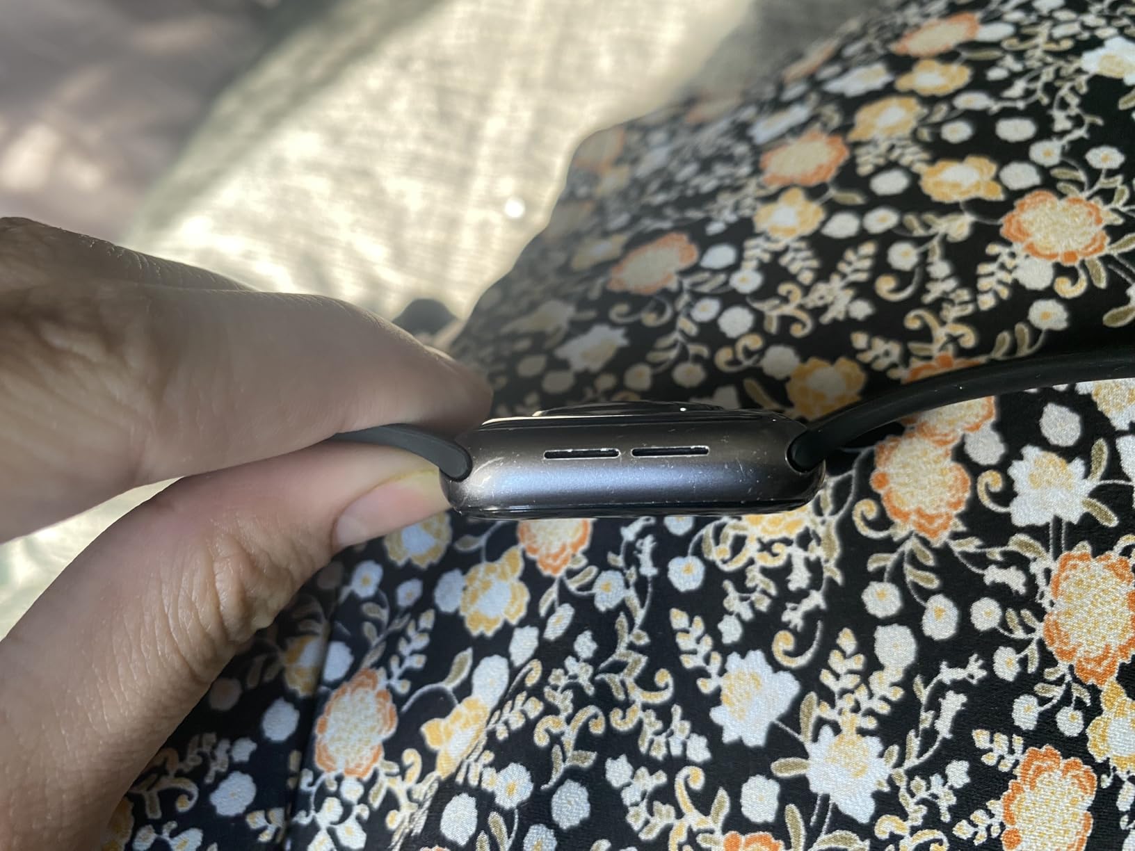 Apple Watch SE (GPS, 40mm) - Space Gray Aluminum Case with Black Sport Band (Renewed) customer photo 2