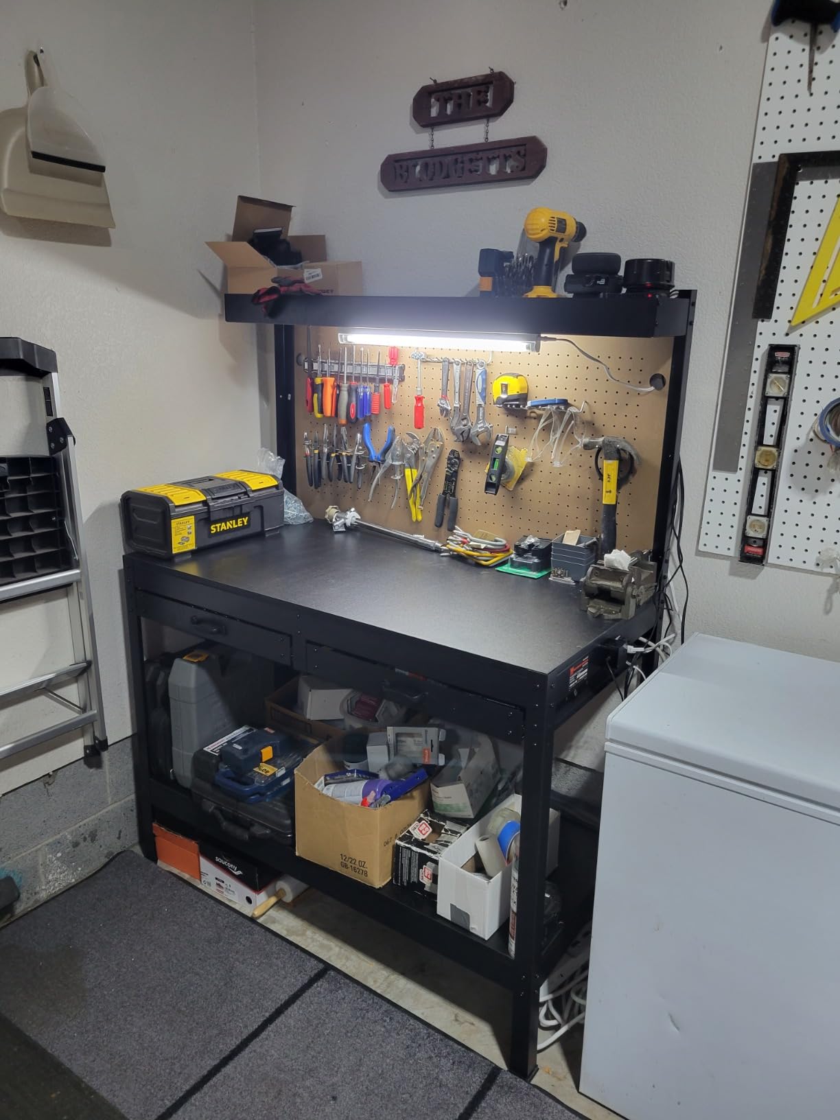 WEN WB4723T 48-Inch Workbench with Power Outlets and Light, Black customer photo 1