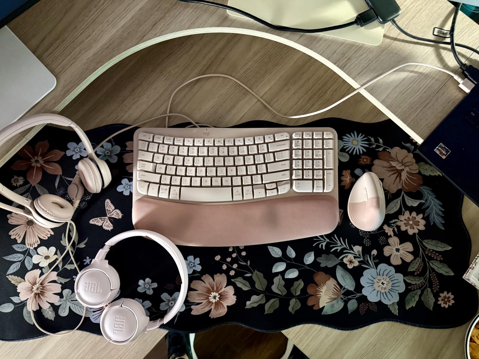 Logitech Lift Vertical Ergonomic Wireless Mouse - Graphite customer photo 2