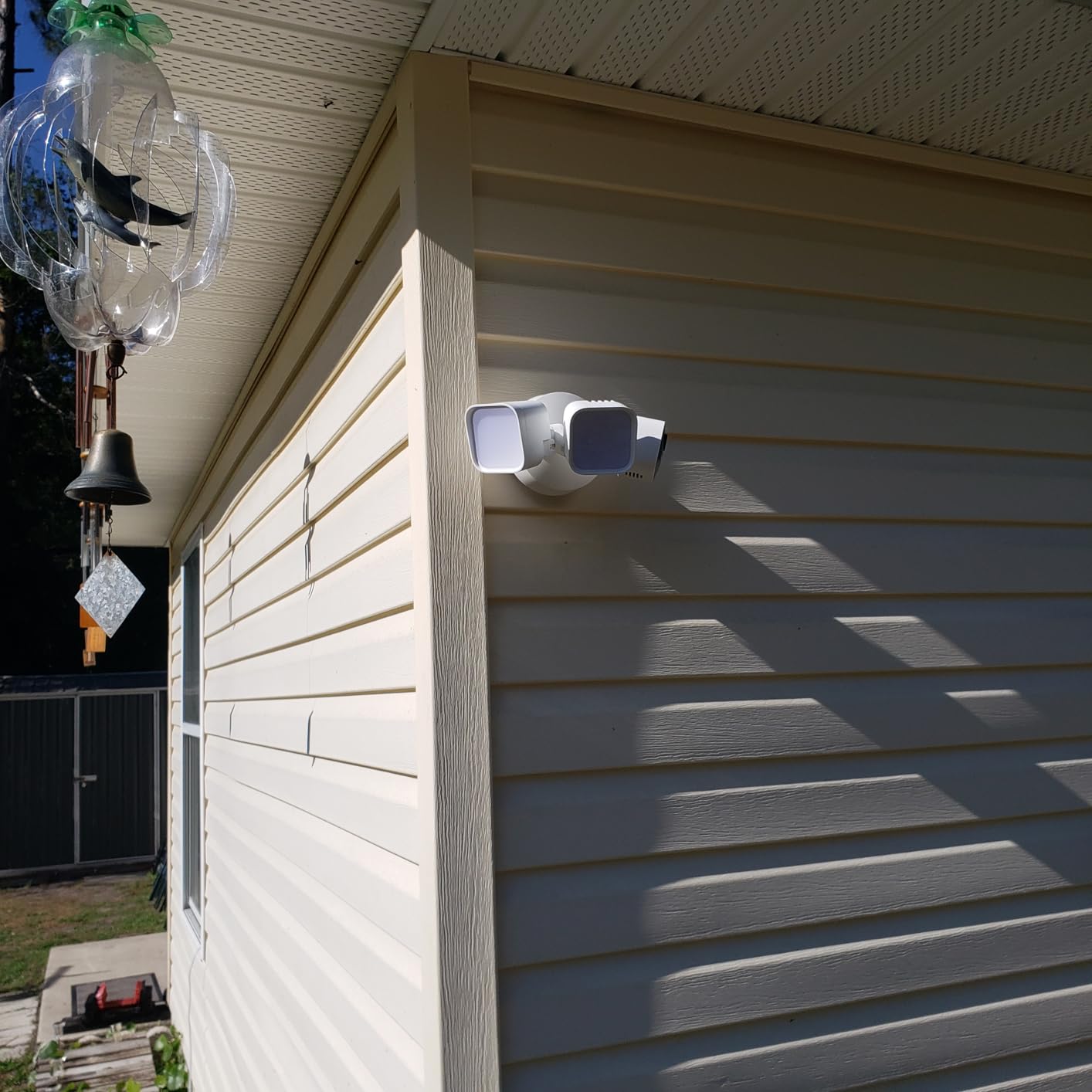 Blink Wired Floodlight Camera - Smart security camera, 2600 lumens, HD live view, enhanced motion detection, built-in siren, Works with Alexa – 1 camera (Black) customer photo 1