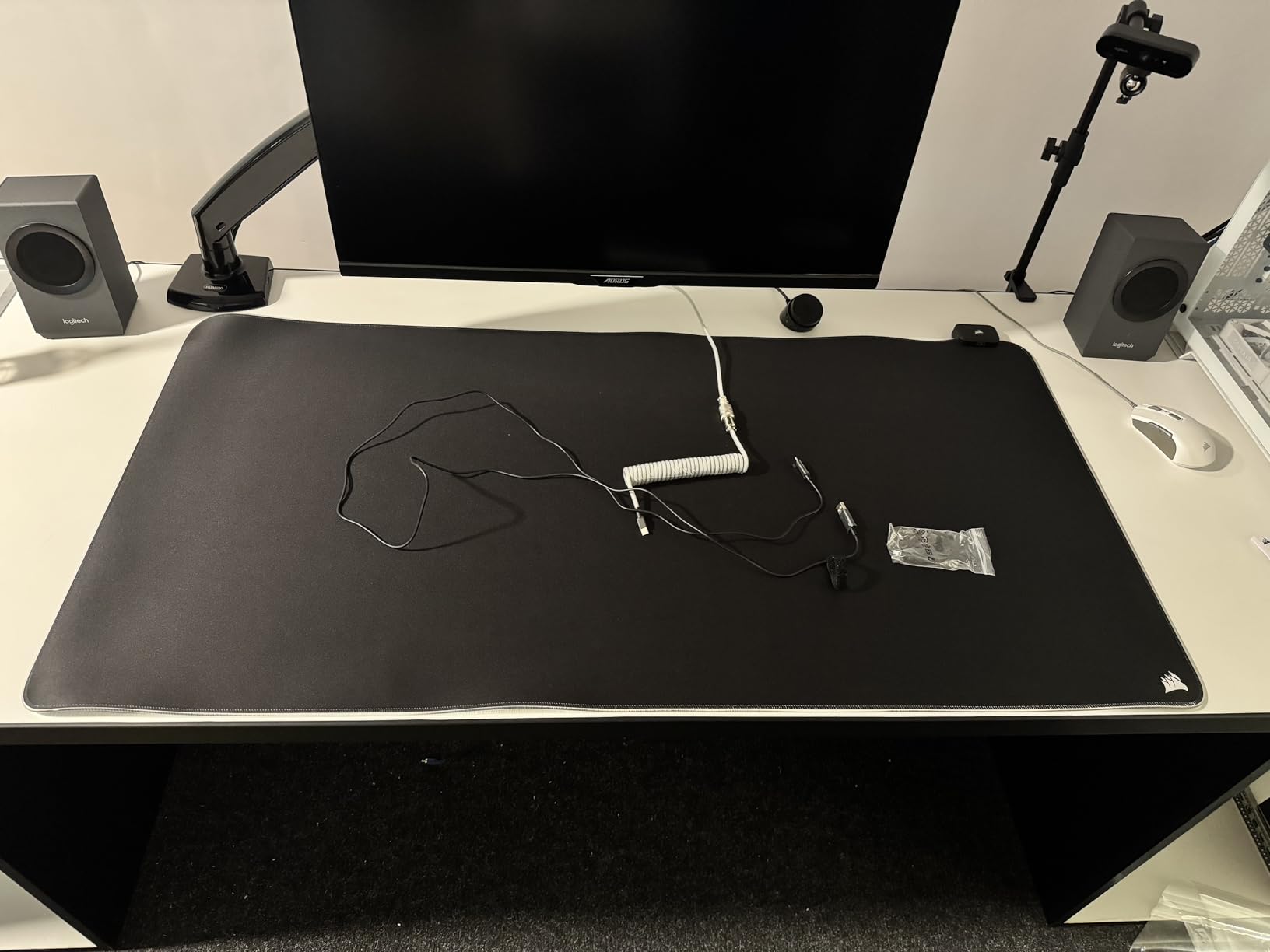 Corsair MM700 RGB Extended 3XL Cloth Gaming Mouse Pad/Desk Mat - Massive 1,220mm x 610mm (48” x 24”) Cloth Surface, 360° Three-Zone RGB Lighting, Two USB Ports - Black customer photo 1