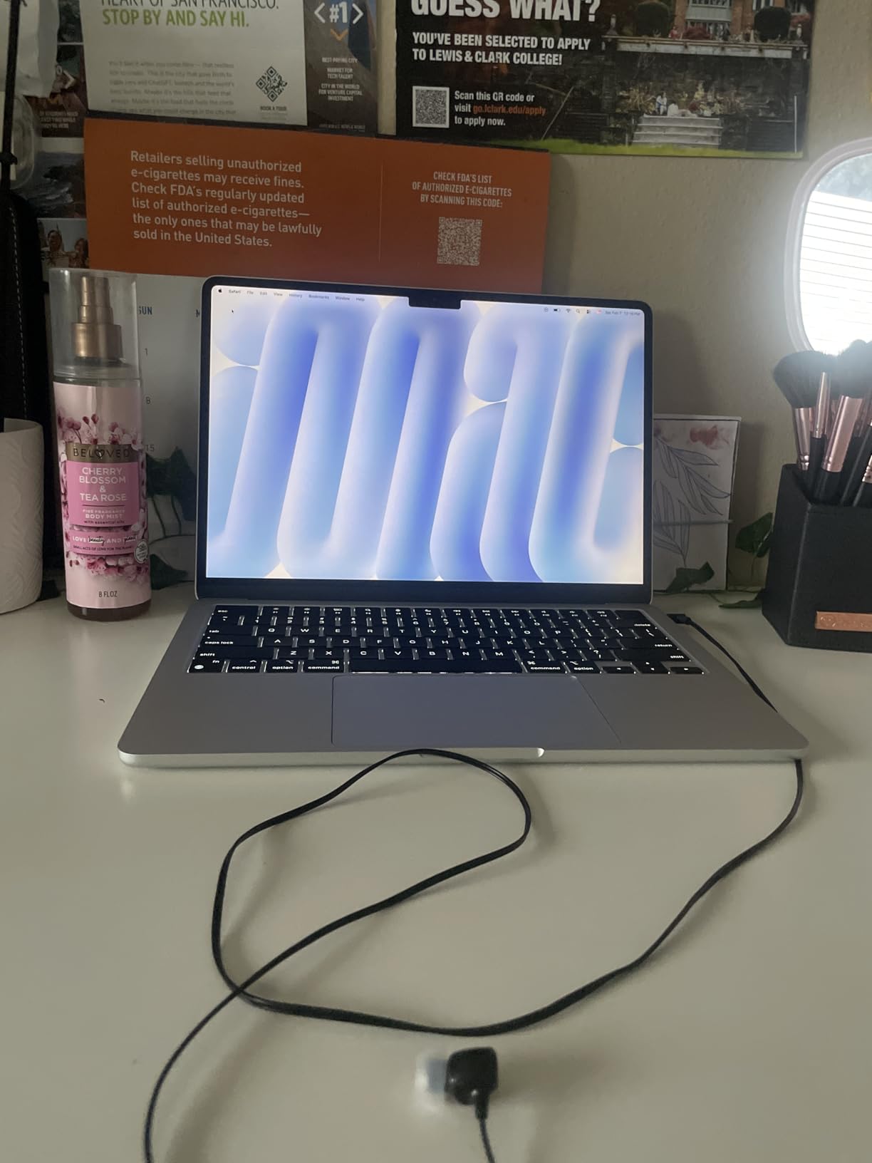 Apple 2022 MacBook Air Laptop with M2 chip (13.6-inch, 8GB RAM, 256GB SSD Storage) Starlight (Renewed) customer photo 2