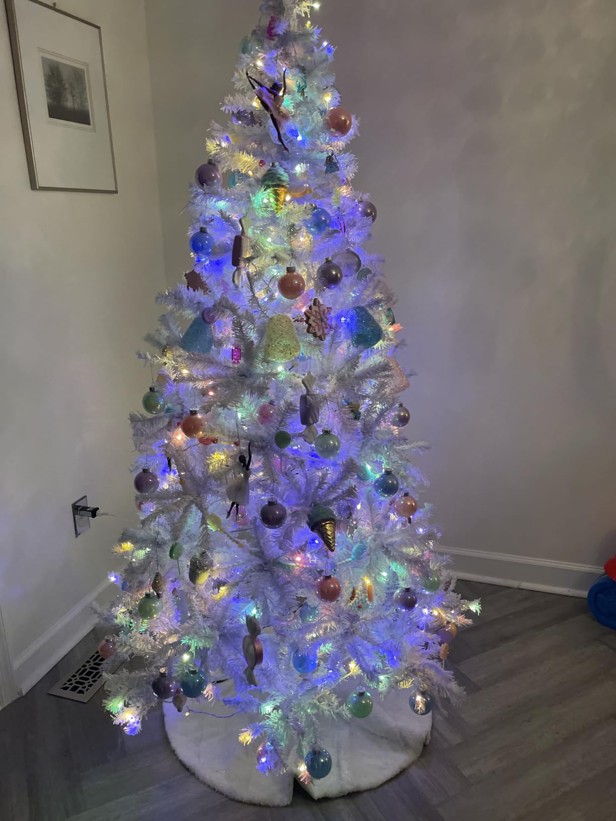 Best Choice Products 6Ft Pre-Lit Christmas Tree w/Twinkling LEDs, Premium Green Artificial Pine Lighted Holiday Decoration w/ 250 Lights, 1000 Branch Tips, Metal Base - Multi-Color Lights customer photo 2