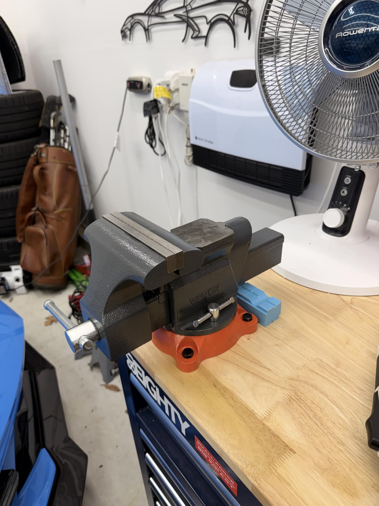 VEVOR Bench Vise, 6-inch Jaw Width 5.9-inch Jaw Opening, 360-Degree Swivel Locking Base Multipurpose Vise w/Anvil, Heavy Duty Ductile Iron Workbench Vise w/Bolts & Nuts, for Drilling, Pipe Cutting customer photo 2