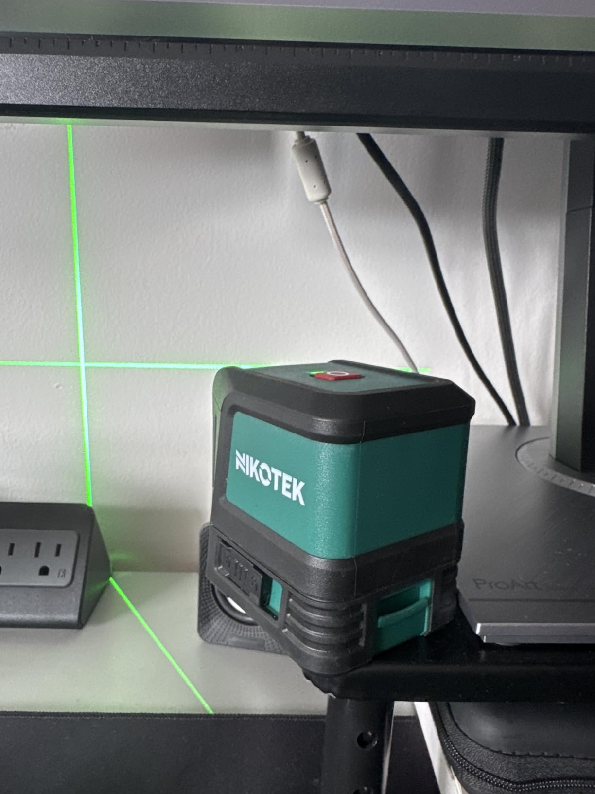 Nikotek Laser Level, Self-leveling Green Line Laser With Horizontal and Vertical Lines for Construction and Picture Hanging, Battery Included (NK01G) customer photo 1