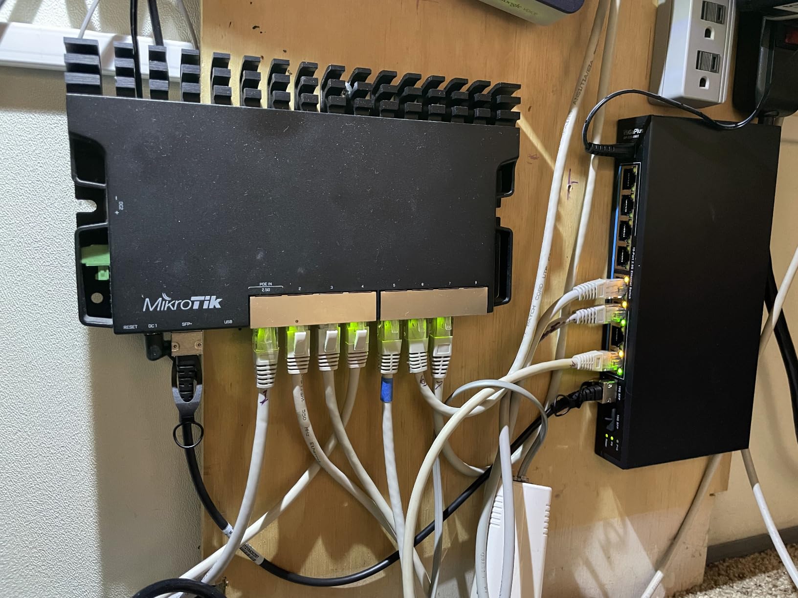 10 Port 2.5Gb Unmanaged Ethernet Switch with 8* 2.5G Base-T Ports, 2* 10G SFP+ Ports. GiGaPlus 2.5Gbps Network Switch for 2.5Gbps NAS/PC, WiFi6 Router, Wireless AP. Fanless Design, Plug and Play customer photo 1