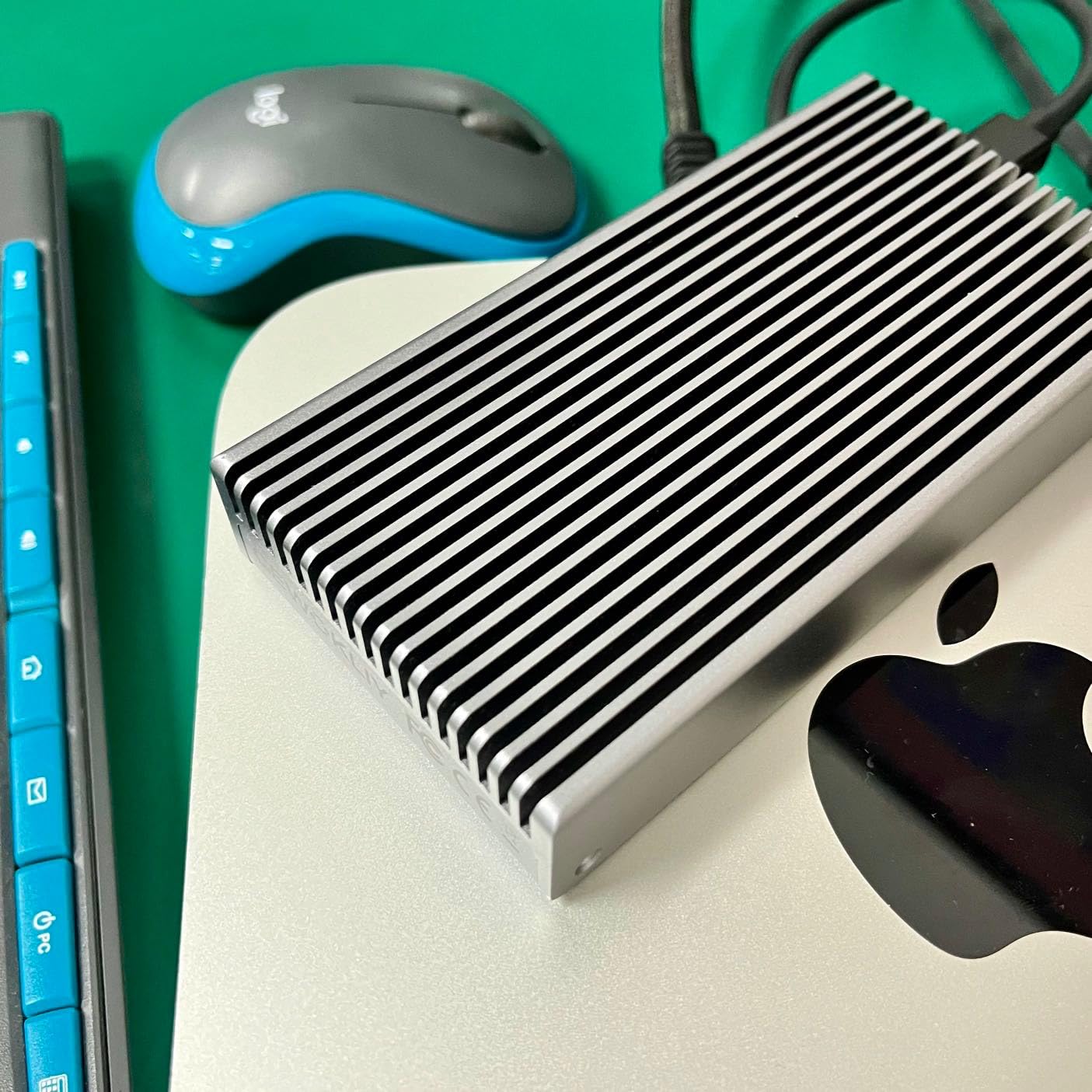 Qwiizlab Fanless 40Gbps USB4 SSD Enclosure with Aluminum Chasiss, Compatible with Thunderbolt 5/4/3. Supports PCIe M.2 NVMe up to 8TB, Gray (SSD Not Included) customer photo 1