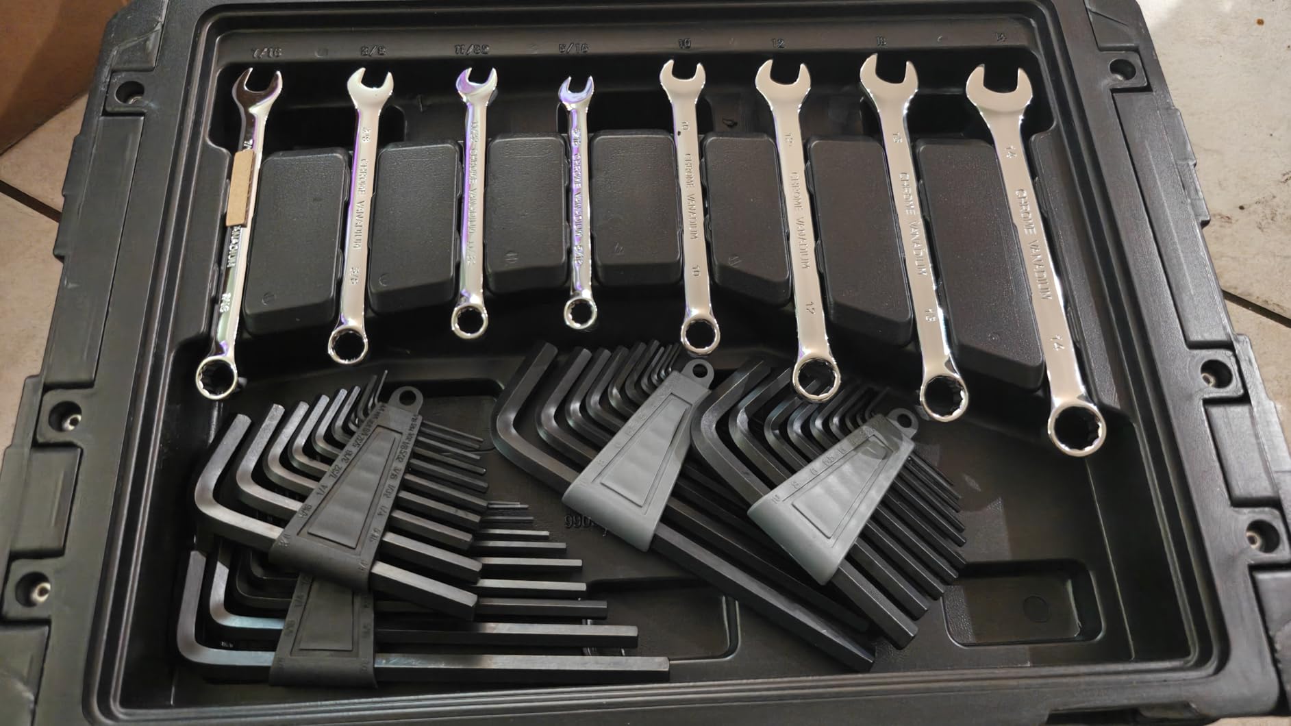 Amazon Basics 287-Piece Mechanic Socket Set with Quick-Release Ratchets, Wrenches, Bits, 1/4